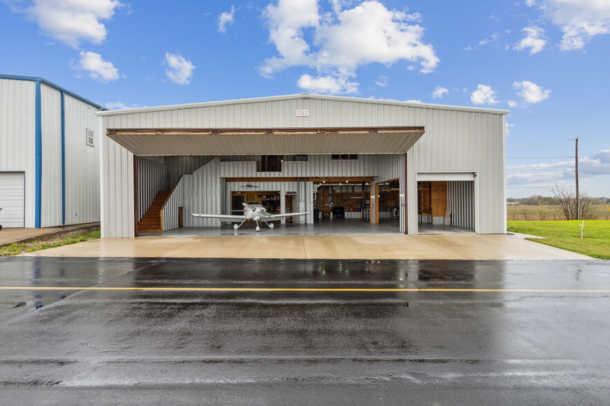 Primary Photo Of 757 Aviator Dr, Fort Worth Airplane Hangar For Sale