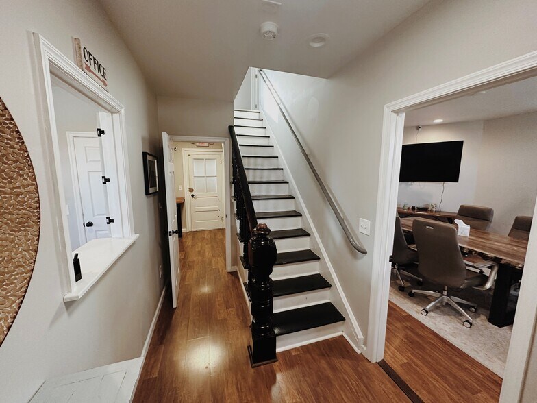 More Photos Of 104 E Pine St, Georgetown Office Residential For Lease
