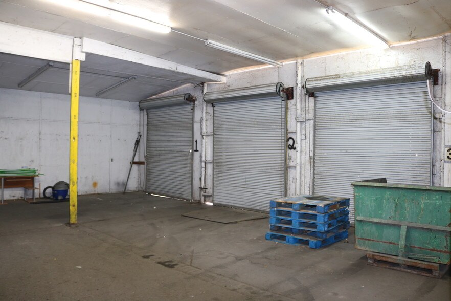 More Photos Of 2415 Lusk St, Guntersville Warehouse For Lease