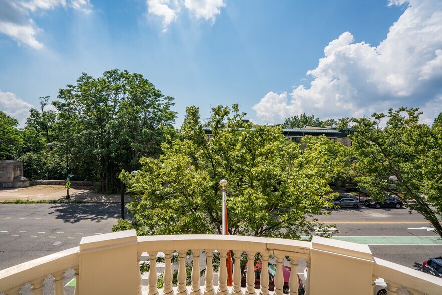 More Photos Of 2301 Calvert St NW, Washington Office For Lease
