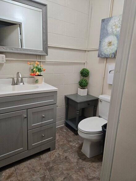 More Photos Of 19428 Londelius St, Northridge Warehouse For Sale