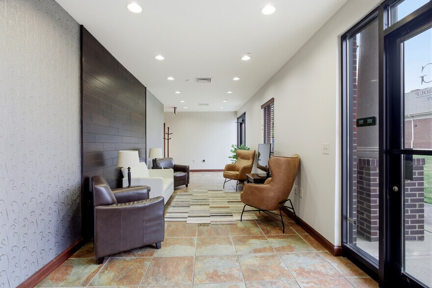 More Photos Of 400 Sugartree Ln, Franklin Office For Lease