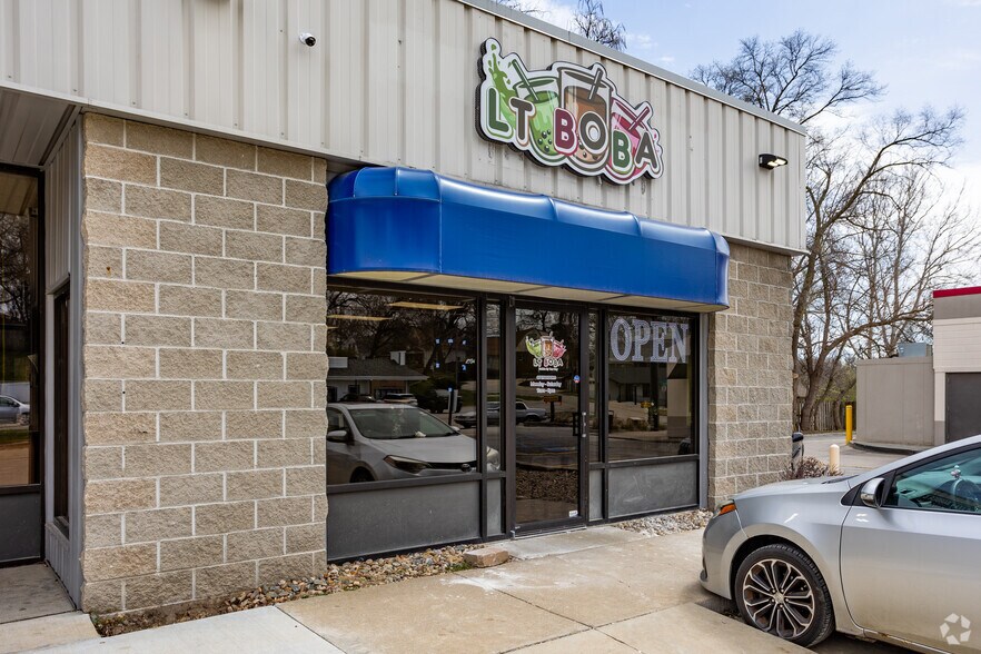 More Photos Of 2705 SW 9th St, Des Moines Storefront For Sale