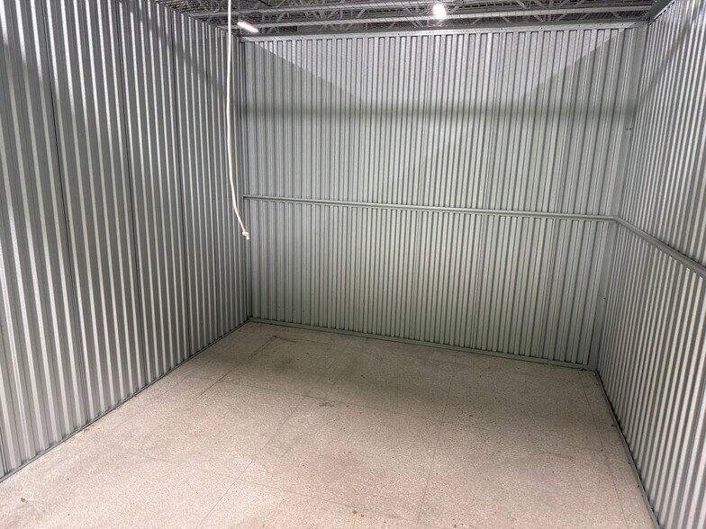 More Photos Of 3402 Richfield Rd, Flint Freestanding For Lease