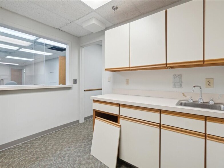 More Photos Of 1100 W Saginaw St, Lansing Medical For Sale