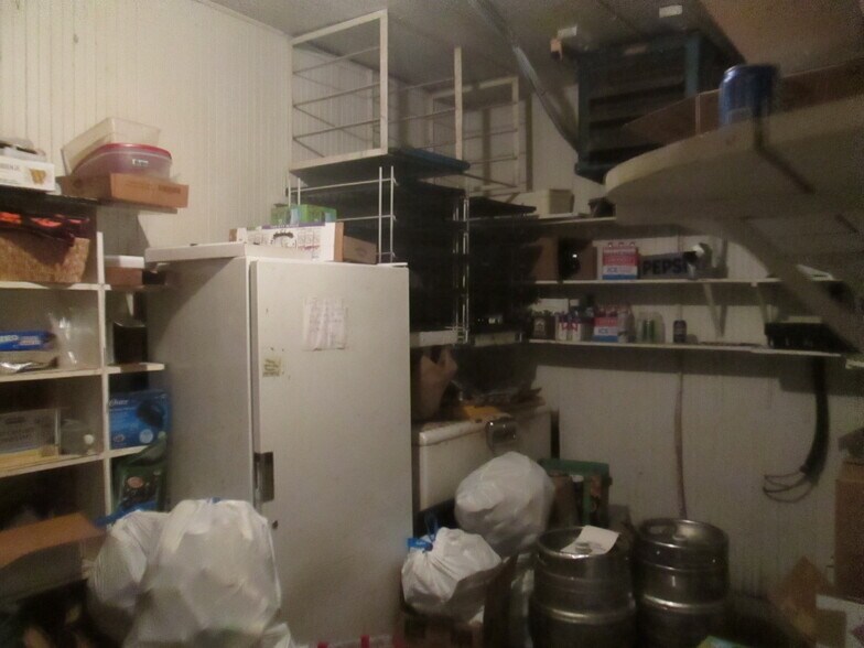 More Photos Of 117 N E St, Lakeview Specialty For Sale