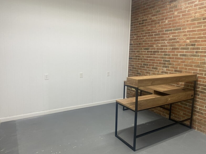 More Photos Of 305 E Arch St, Lancaster Light Distribution For Sale