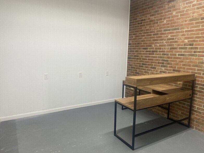 More Photos Of 305 E Arch St, Lancaster Light Distribution For Sale
