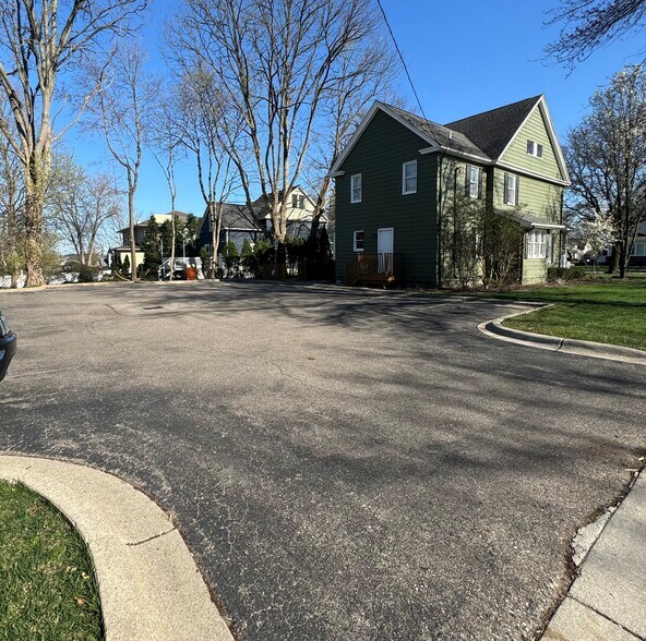 More Photos Of 640 W University Dr, Rochester Office Residential For Lease