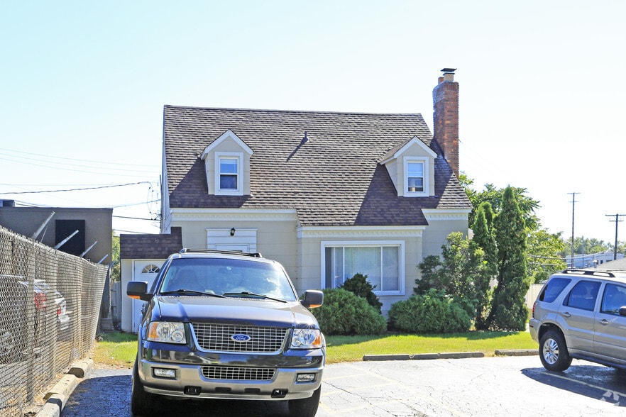 More Photos Of 2961 Prynne St, Keego Harbor Apartments For Sale
