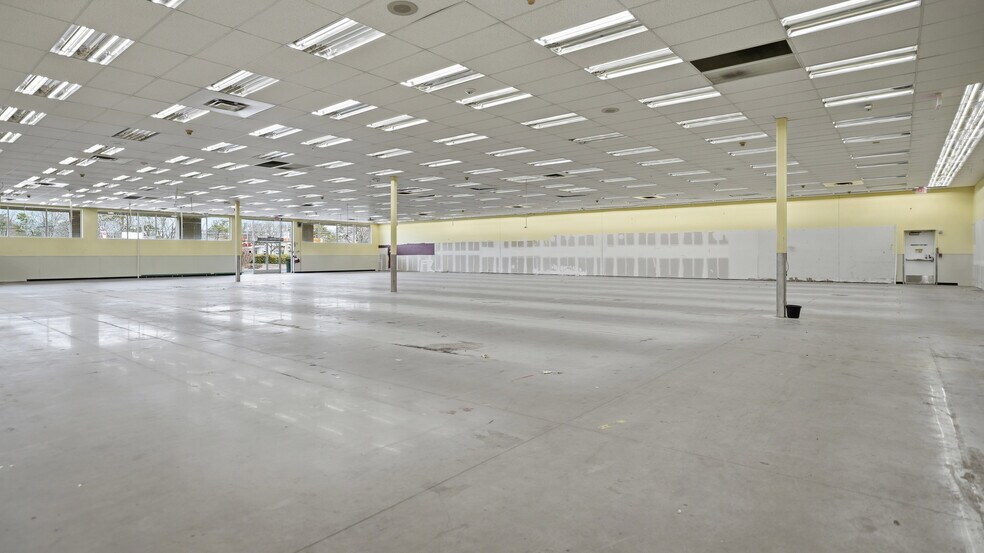 More Photos Of 1968 Veterans Memorial Hwy, Islandia Freestanding For Lease