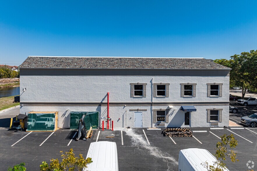 More Photos Of 4627 Arnold Ave, Naples Light Manufacturing For Lease