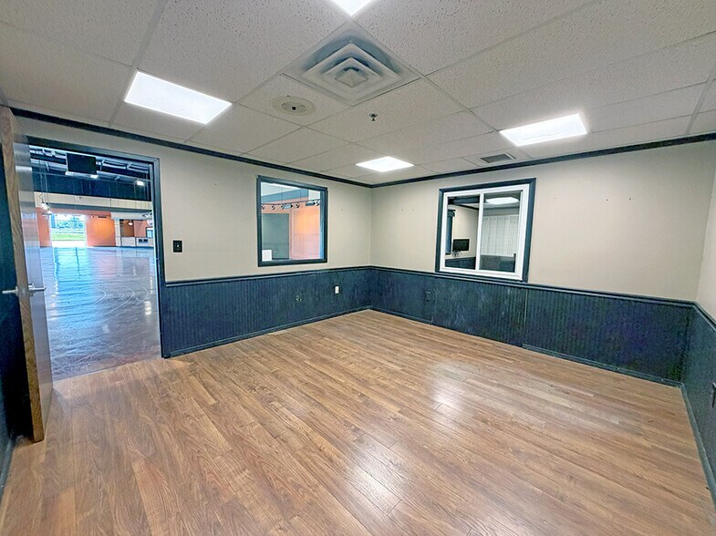 More Photos Of 205 N 44th St, Mount Vernon Showroom For Lease