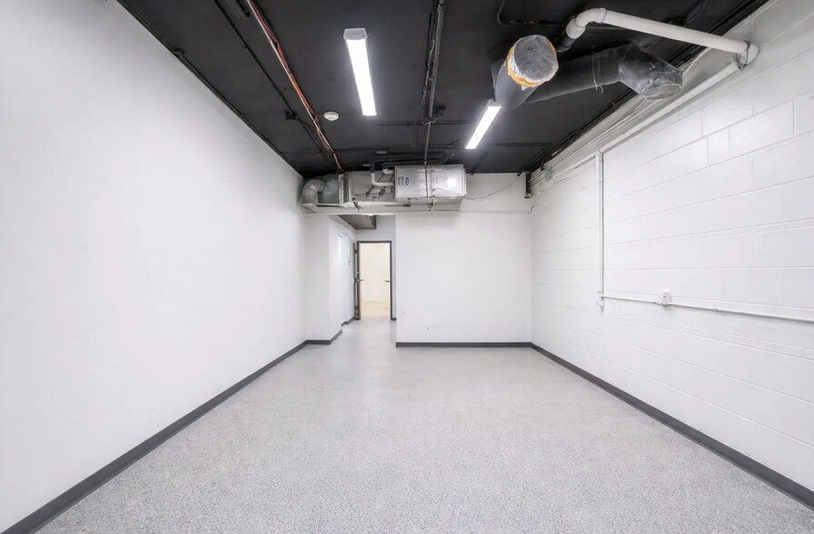 More Photos Of 837 Mannheim Rd, Bellwood Showroom For Sale