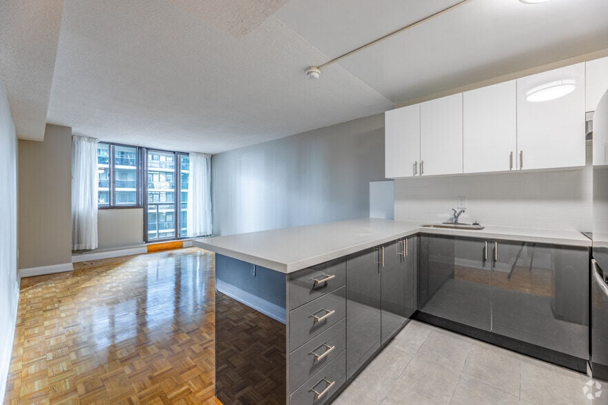 More Photos Of 20 Carlton Street, 25 Wood St, Toronto Apartments For Lease