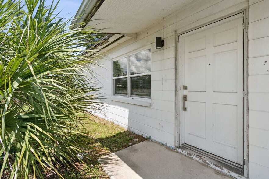 More Photos Of 7957 Blanding Blvd, Jacksonville Office Residential For Lease