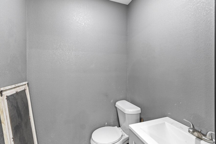 More Photos Of 12827 Highway 105 E, Cut And Shoot Industrial For Sale