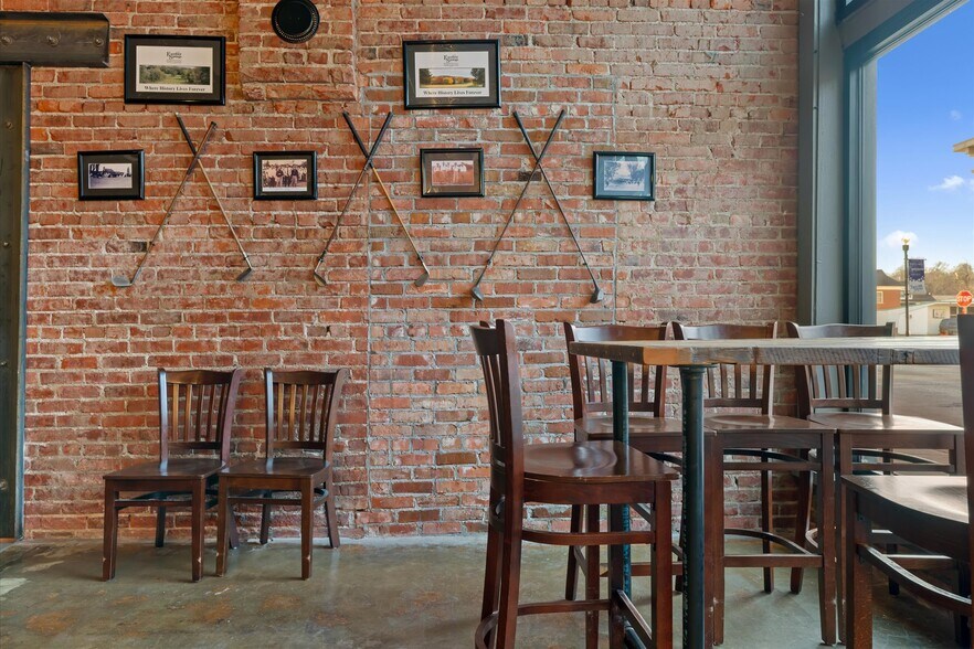 More Photos Of 451 S Thompson Ave, Excelsior Springs Bar For Sale