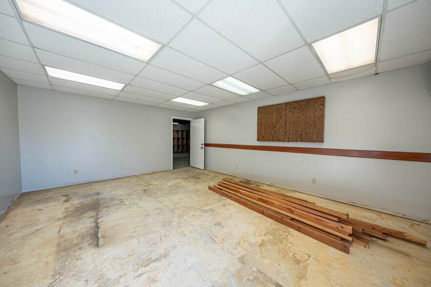 More Photos Of 5146 Maine Ave, Baldwin Park Flex For Lease
