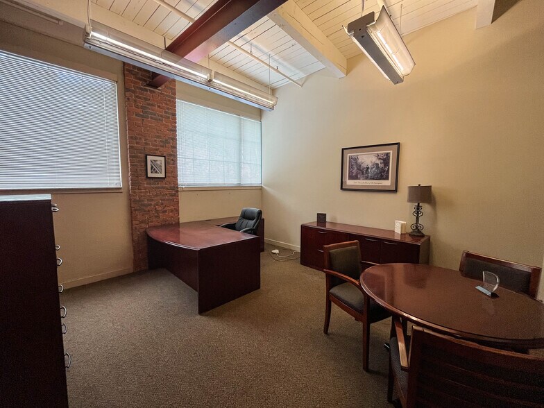 More Photos Of 1457 E 40th St, Cleveland Showroom For Lease