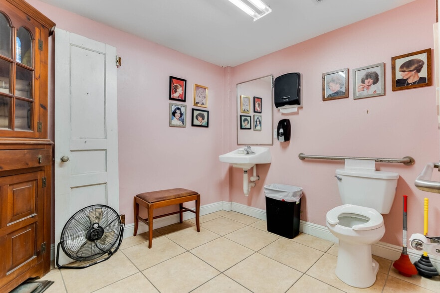 More Photos Of 114 S Woodland Blvd, Deland Storefront For Sale