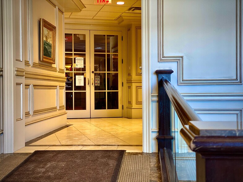 More Photos Of 63 Kercheval Ave, Grosse Pointe Farms Office For Lease