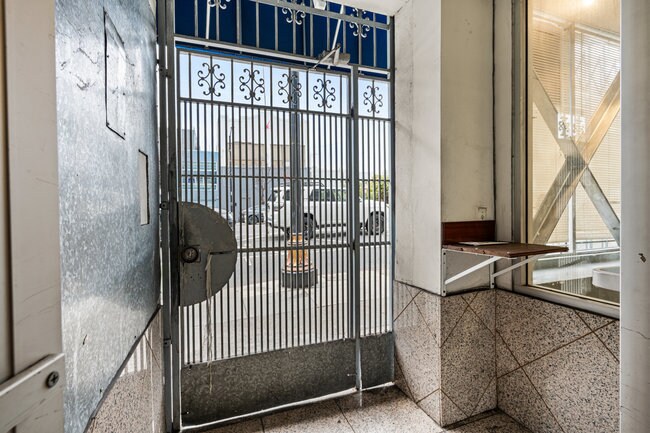 More Photos Of 1118-1120 Howard St, San Francisco Office For Sale