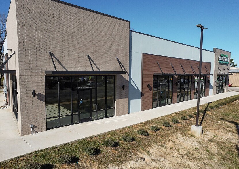 More Photos Of 801 Main St, Lindale Freestanding For Lease