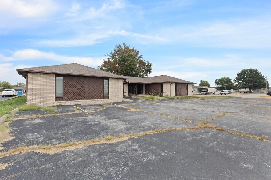Primary Photo Of 327 E Airport Dr, Carthage Medical For Sale