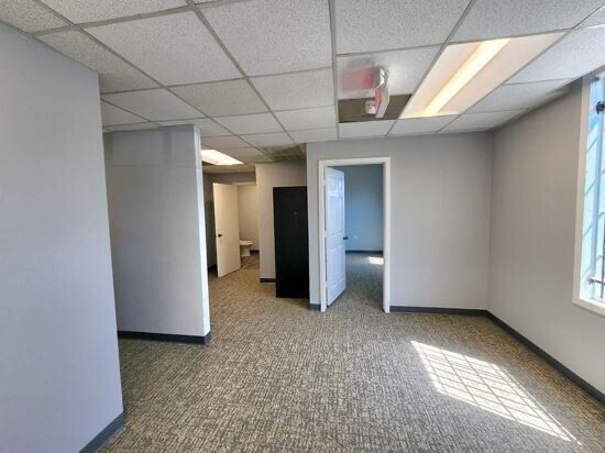 More Photos Of 912 W Randol Mill Rd, Arlington Office For Lease