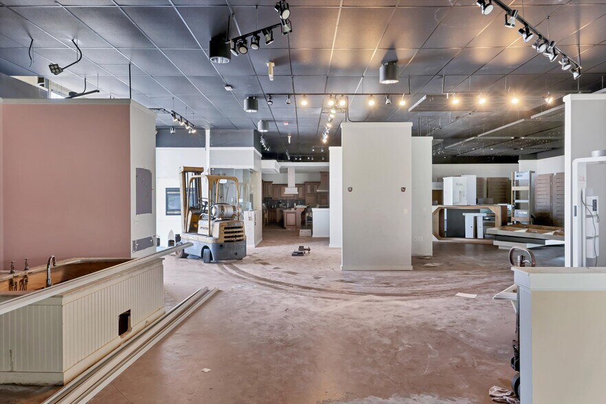 More Photos Of 2451 17th St, Sarasota Showroom For Sale