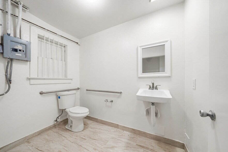 More Photos Of 101-113 E Anaheim St, Wilmington Storefront For Lease