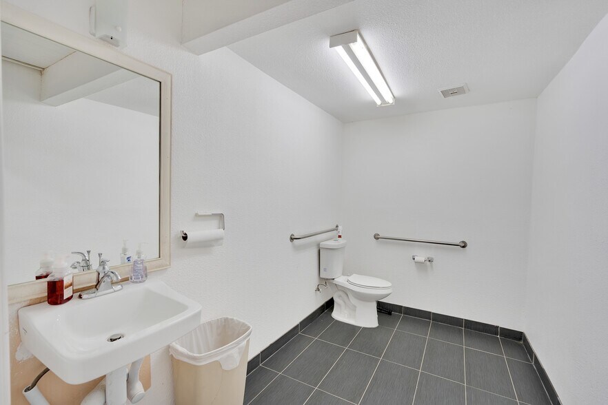 More Photos Of 2124 Thomas R Cannell Rd, Thermal Office For Sale