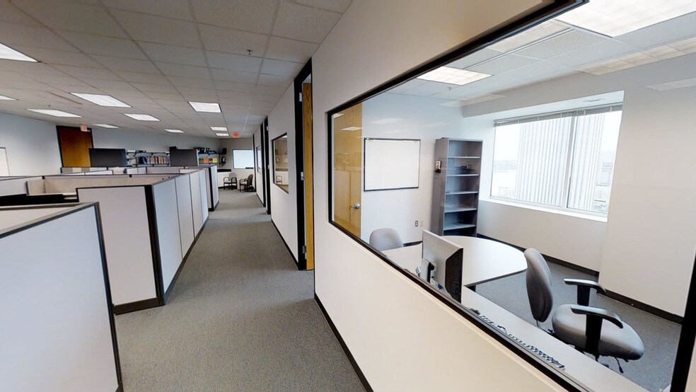 More Photos Of 365 Canal St, New Orleans Office For Lease