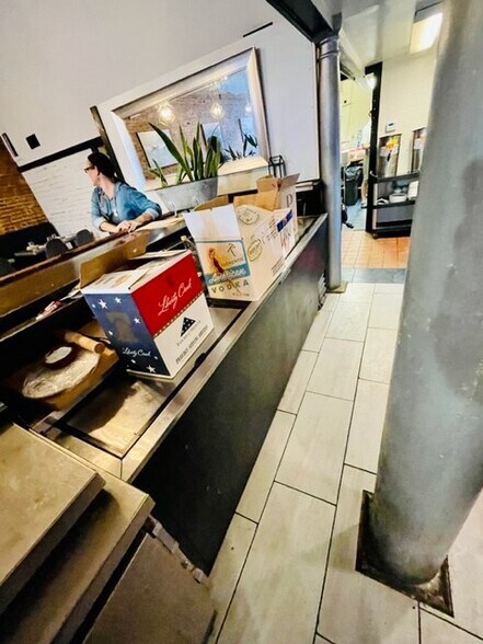 More Photos Of 303 S Main St, Jonesboro Storefront Retail Office For Lease