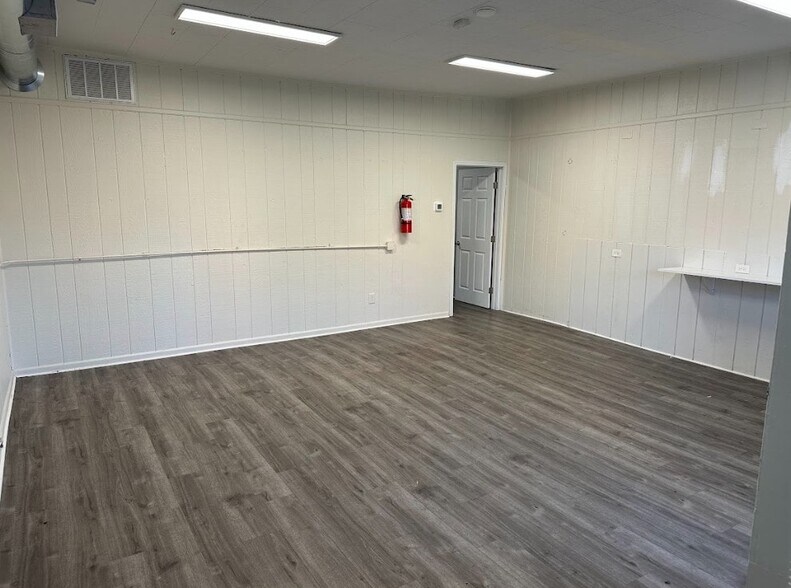 More Photos Of 828 S Broad St, Commerce Office For Sale