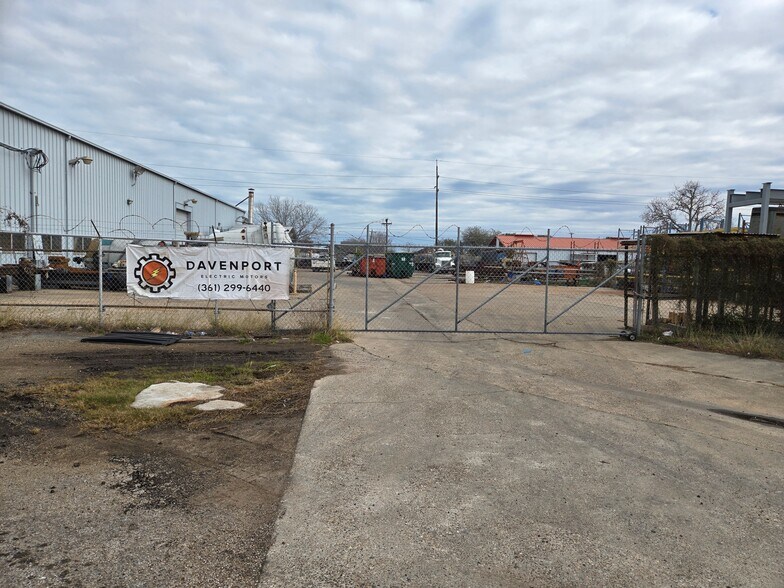 More Photos Of 658 Omaha Dr, Corpus Christi Industrial For Sale