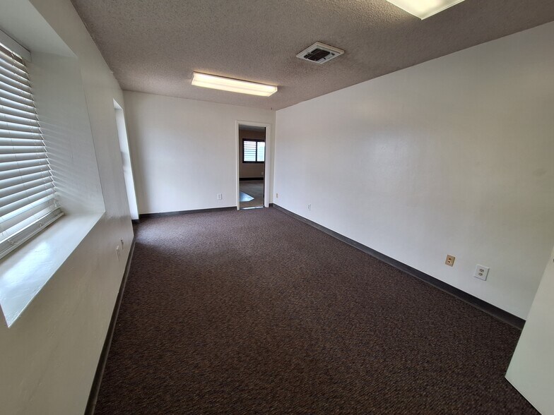More Photos Of 2813 Hanger Way, Bakersfield Airplane Hangar For Lease