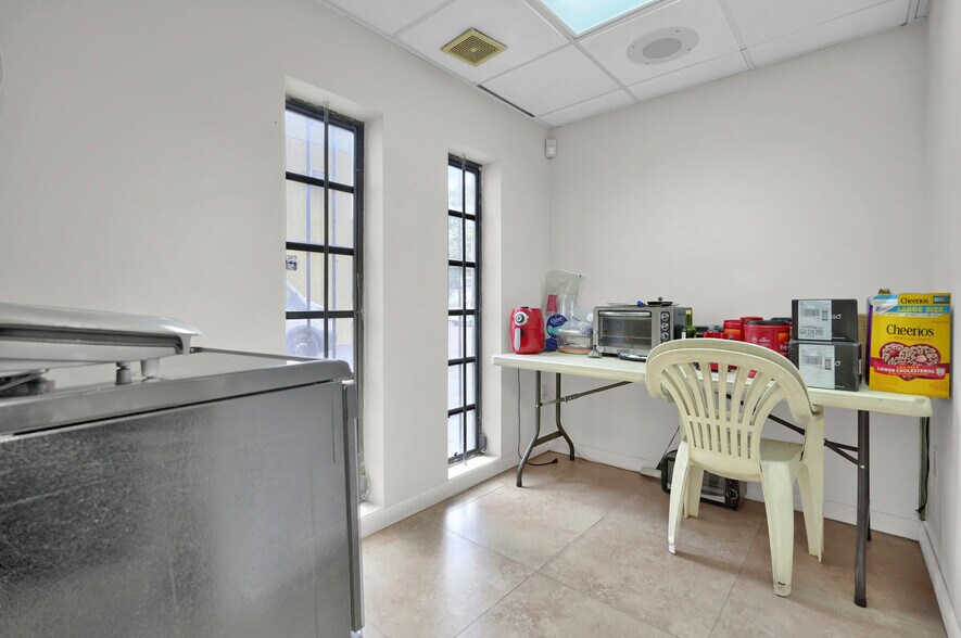 More Photos Of 3337 NW 74th Ave, Miami Warehouse For Lease