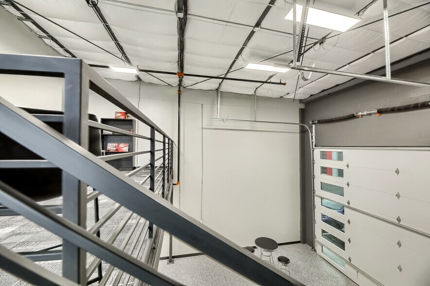 More Photos Of 2100 Double Creek Dr, Round Rock Warehouse For Lease