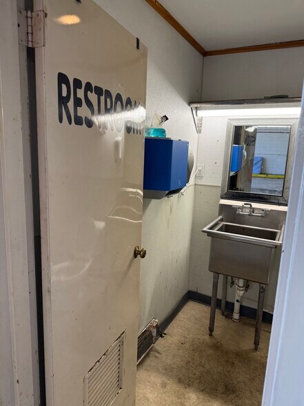 More Photos Of 4881 Pittsburgh Rd, Harrisville Light Distribution For Sale