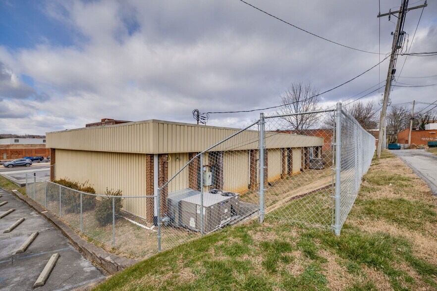 More Photos Of 311 W Walnut St, Johnson City Office For Sale