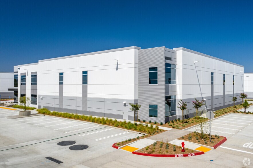 More Photos Of 650 E Dyer Rd, Santa Ana Warehouse For Lease