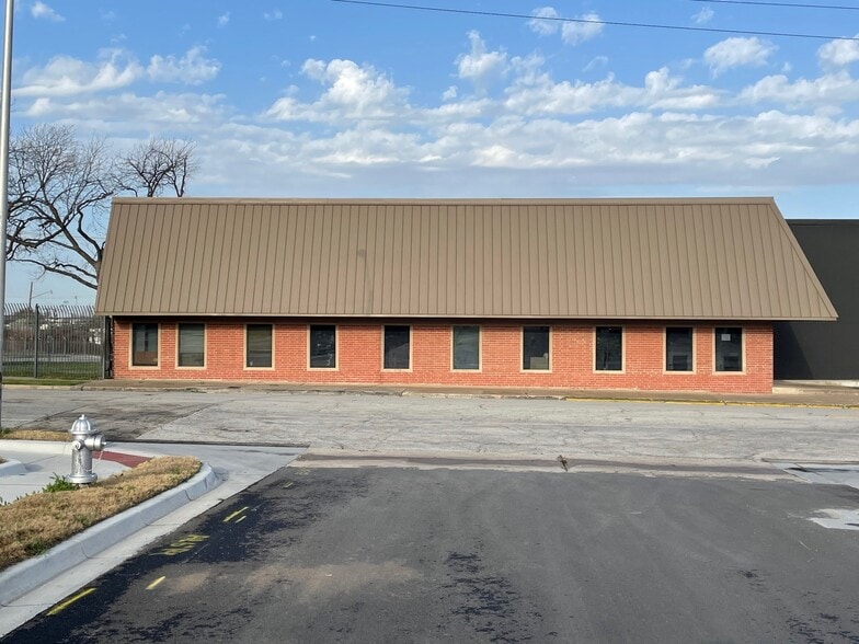 Primary Photo Of 610 S Jennings Ave, Fort Worth Health Club For Lease