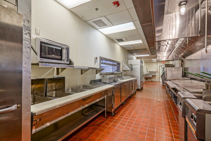 More Photos Of 3450 Gateway Dr, Grand Forks Restaurant For Lease