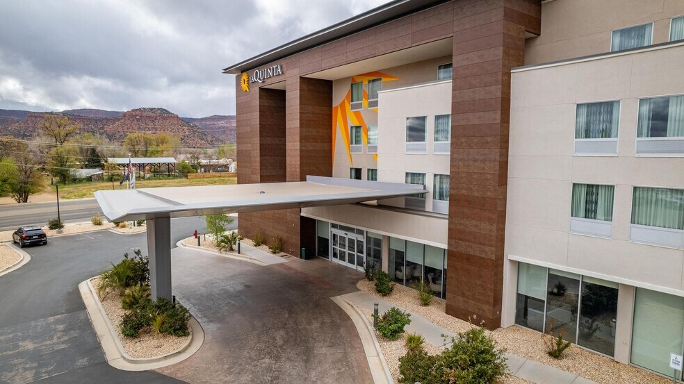 More Photos Of 465 S 100 E, Kanab Hospitality For Sale