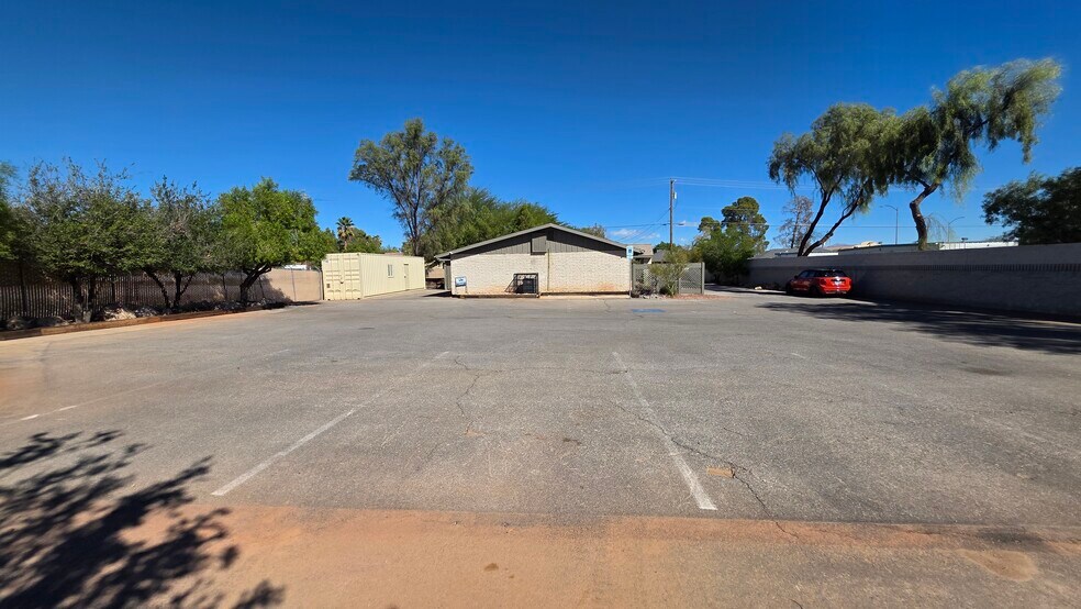 More Photos Of 3909 Vegas Dr, Las Vegas Office For Sale