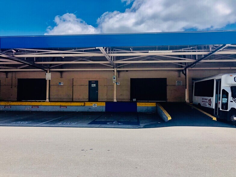 More Photos Of 670 Auahi St, Honolulu General Retail For Lease