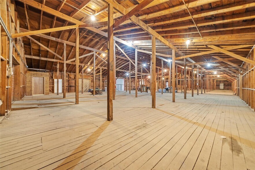 More Photos Of 1403 Blake Dr, Brownwood Warehouse For Sale