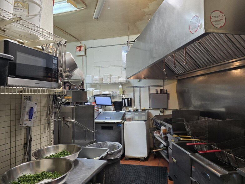 More Photos Of 4263 Lincoln Ave, Chicago Restaurant For Sale